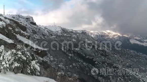 森林中雪山景观的俯视图.. 中枪。 美丽的冬季景观，森林覆盖着雪