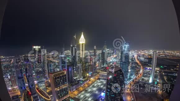 阿联酋迪拜谢赫扎耶德路和DIFC航空夜间时间的天际线。