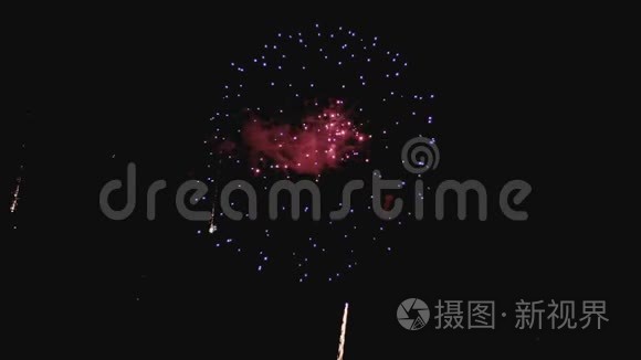 在假日的夜晚，五彩缤纷的烟花慢动作