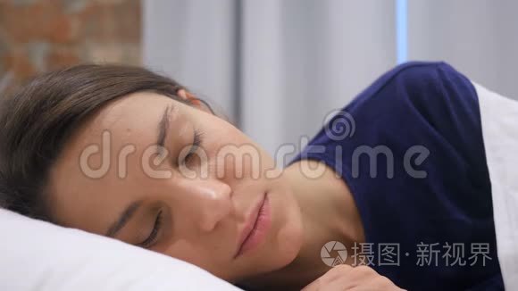 西班牙妇女夜间睡卧室视频