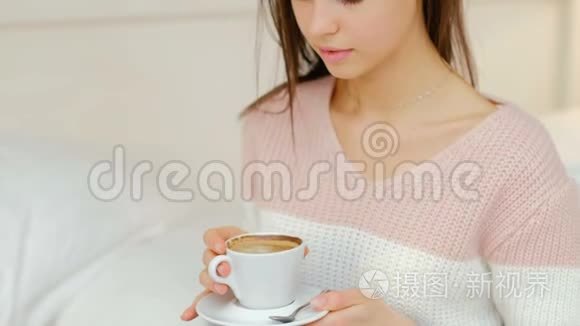 早晨能量热饮料咖啡女孩饮料视频