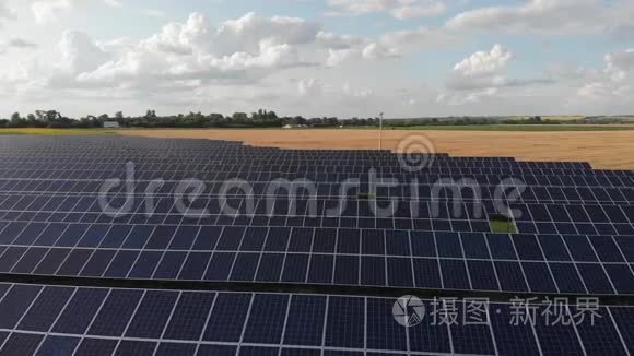 太阳能电池板农场的鸟瞰图。无人驾驶飞机飞越太阳能电池板领域。可再生绿色替代能源