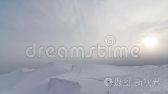 雪山和云彩时间流逝