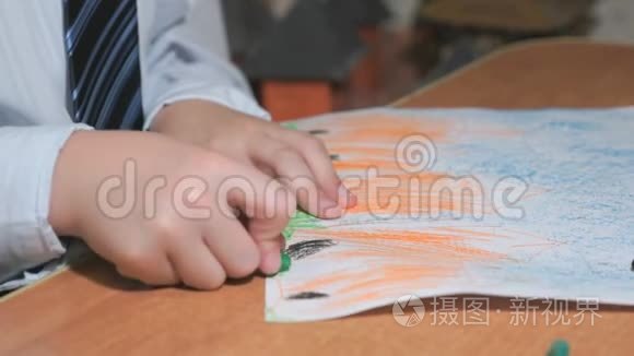 幼儿用粉笔和铅笔绘画视频