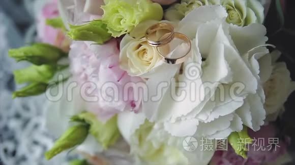 新婚夫妇和新娘花束的装饰品视频