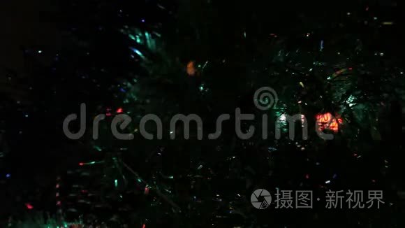圣诞树上闪闪发光的花环视频