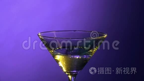 酒吧服务员用酒吧设备准备鸡尾酒