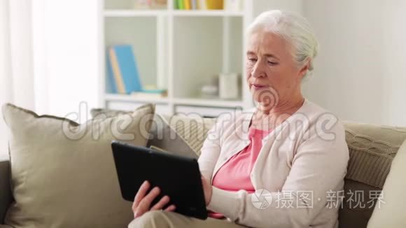 有平板电脑和信用卡的老年妇女视频