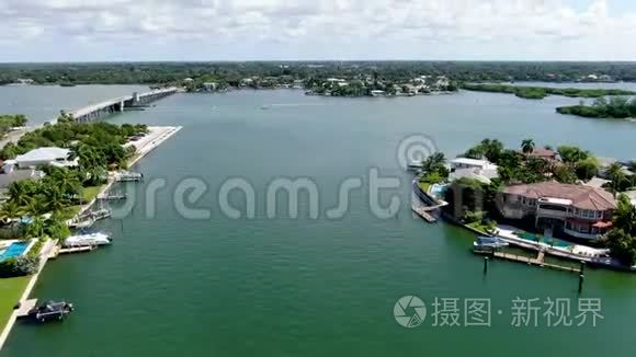 鸟瞰海湾岛附近和豪华别墅视频