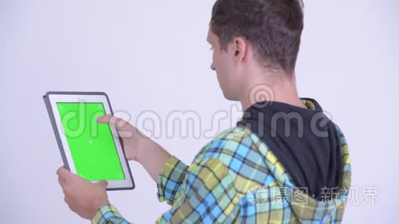 年轻人使用数码平板电脑后景