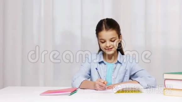 小女孩手写数学任务记事本