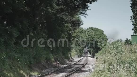 老式蒸汽机和古董客车视频