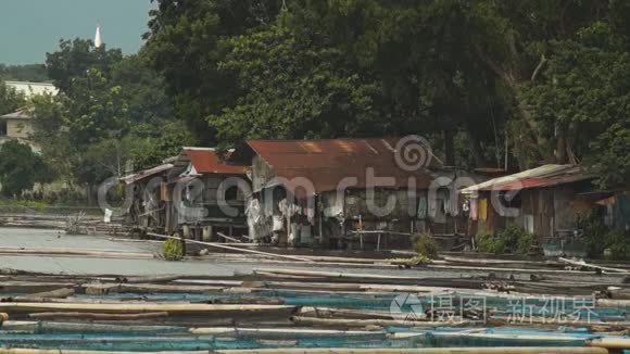 沿湖岸边修建的定居点房屋视频