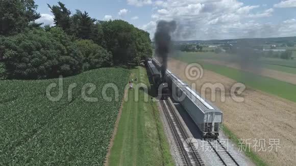 用老式蒸汽火车俯瞰农田和乡村视频