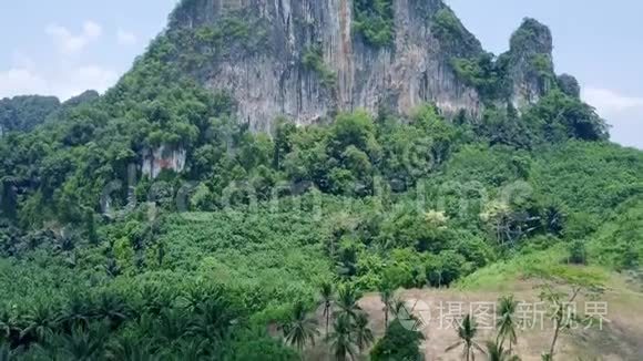 覆盖着郁郁葱葱的热带绿色植物的石灰石岩石的鸟瞰图。 克拉比和苏拉塔尼的山顶景观