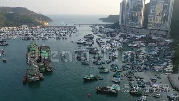 香港仔避风塘及鸭梨洲的鸟瞰图视频