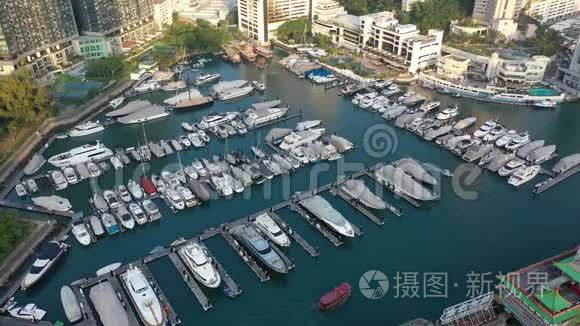 香港仔避风塘及鸭梨洲的鸟瞰图视频