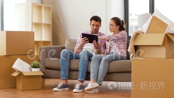 新家有平板电脑的幸福夫妻视频