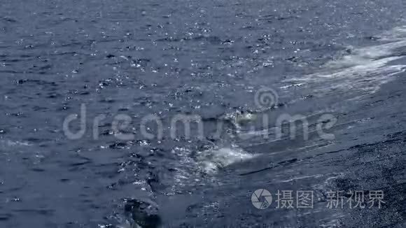 在海上缓慢的波浪运动视频