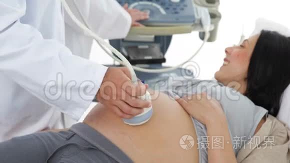 布鲁内特孕妇的超声波扫描视频