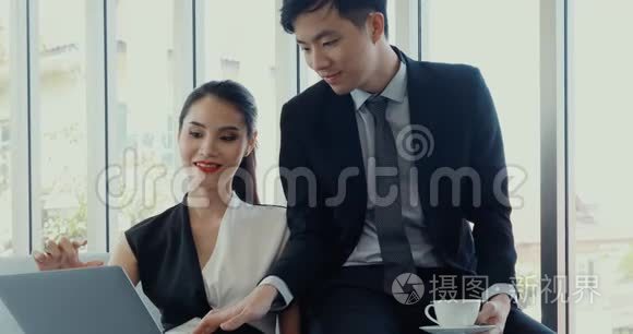 亚洲商人在办公室里使用笔记本电脑。