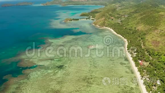 带蓝色泻湖的热带岛屿视频