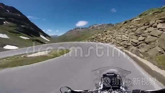 山地高原上的摩托车旅行者