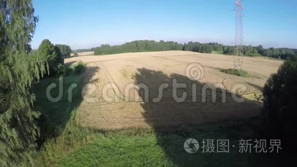 夏季结束农田和草地，鸟瞰