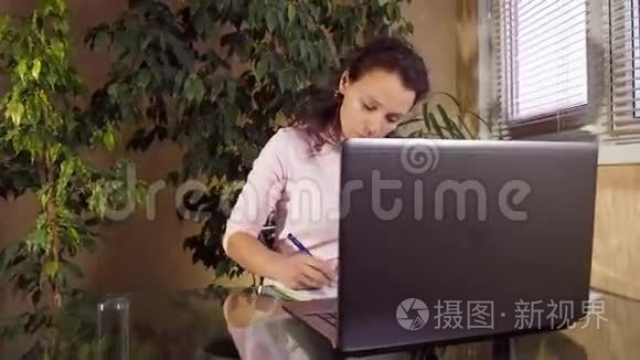 在家里用笔记本电脑工作的女孩视频