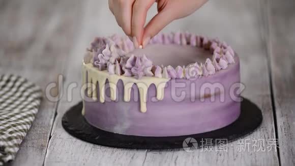 年轻女子在厨房装饰美味的蛋糕视频