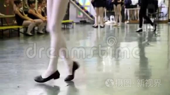 舞蹈学校的女生尝试跳芭蕾