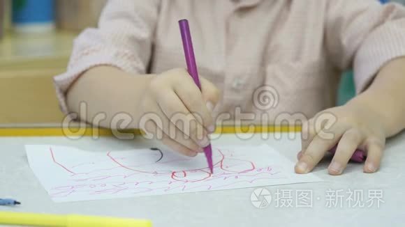 不知名的小孩用毡尖画图画视频