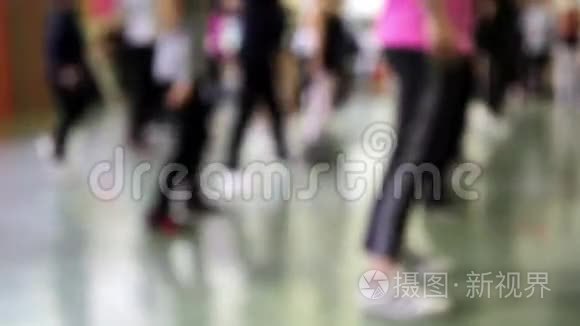 舞蹈学校的女生尝试跳芭蕾视频