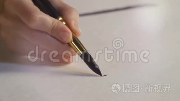 设计师用黑墨水笔画素描部分