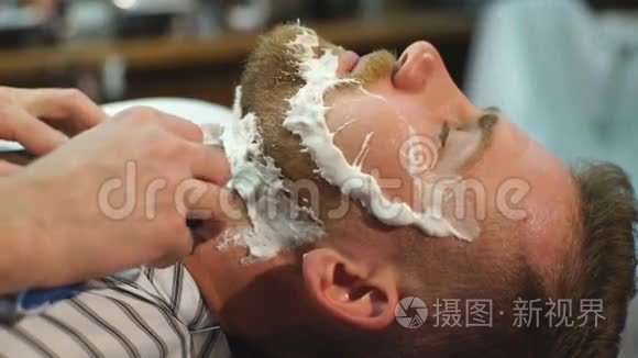 理发店刮胡子的客户视频