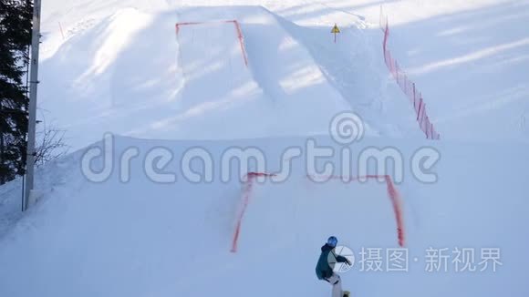 极限滑雪板和滑雪视频