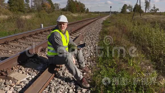 铁路工人在铁轨上使用平板电脑视频