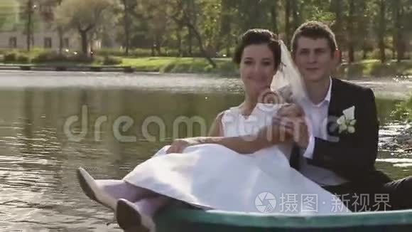 欢乐船上的新娘和新郎视频