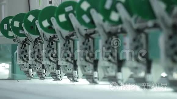 工厂生产针织机的纺织工业视频