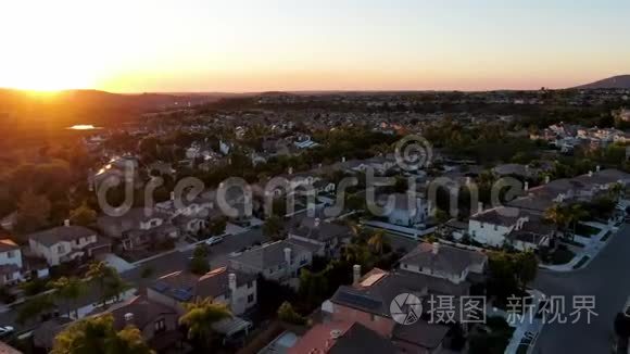 日落时住宅现代小区的鸟瞰图视频
