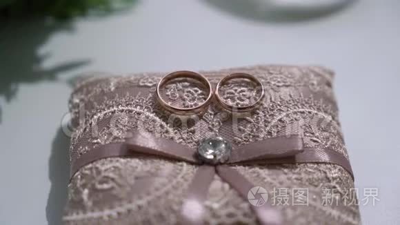 结婚戒指。 婚姻象征的配对。 新娘和新郎成为妻子和丈夫的爱。 婚姻象征。