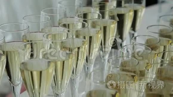 婚礼鸡尾酒会上的香槟酒杯视频