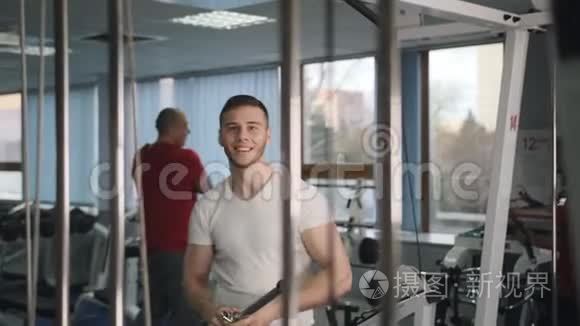 男性健美运动员在健身房锻炼视频