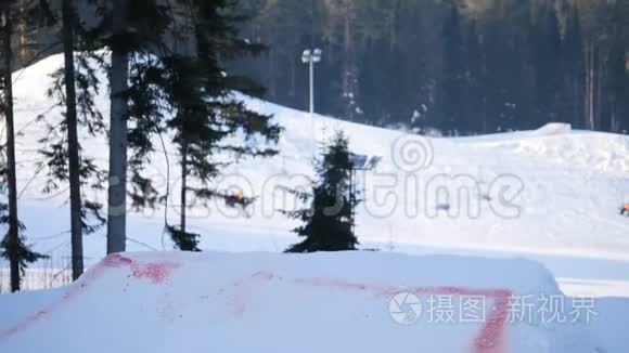 极限滑雪板和滑雪视频