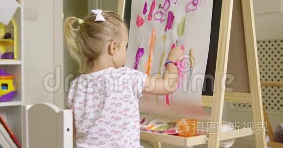 可爱的创意小女孩艺术家绘画视频