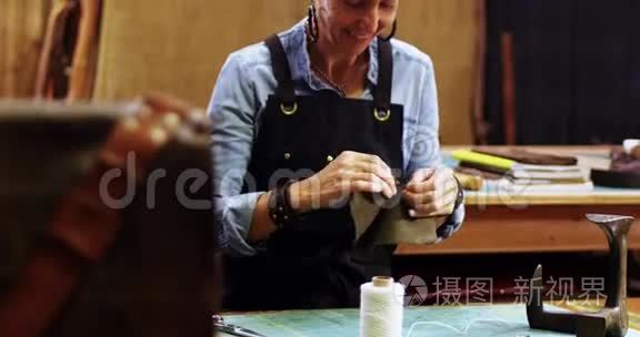 做皮革制品的工匠视频