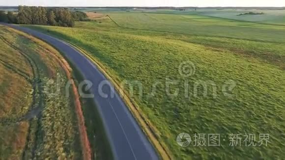 跑车野外驾驶鸟瞰图视频