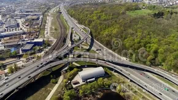 桥梁和公路上的城市交通视频