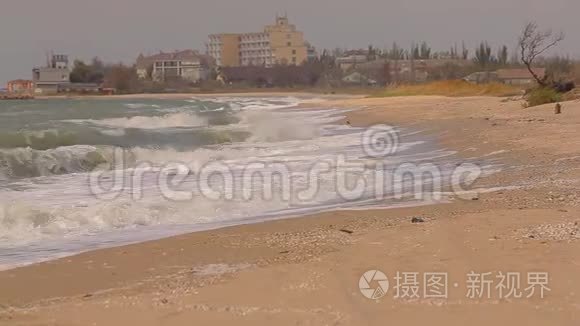 阳光明媚的夏日沙滩上的海浪