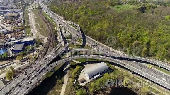 桥梁和公路上的城市交通视频